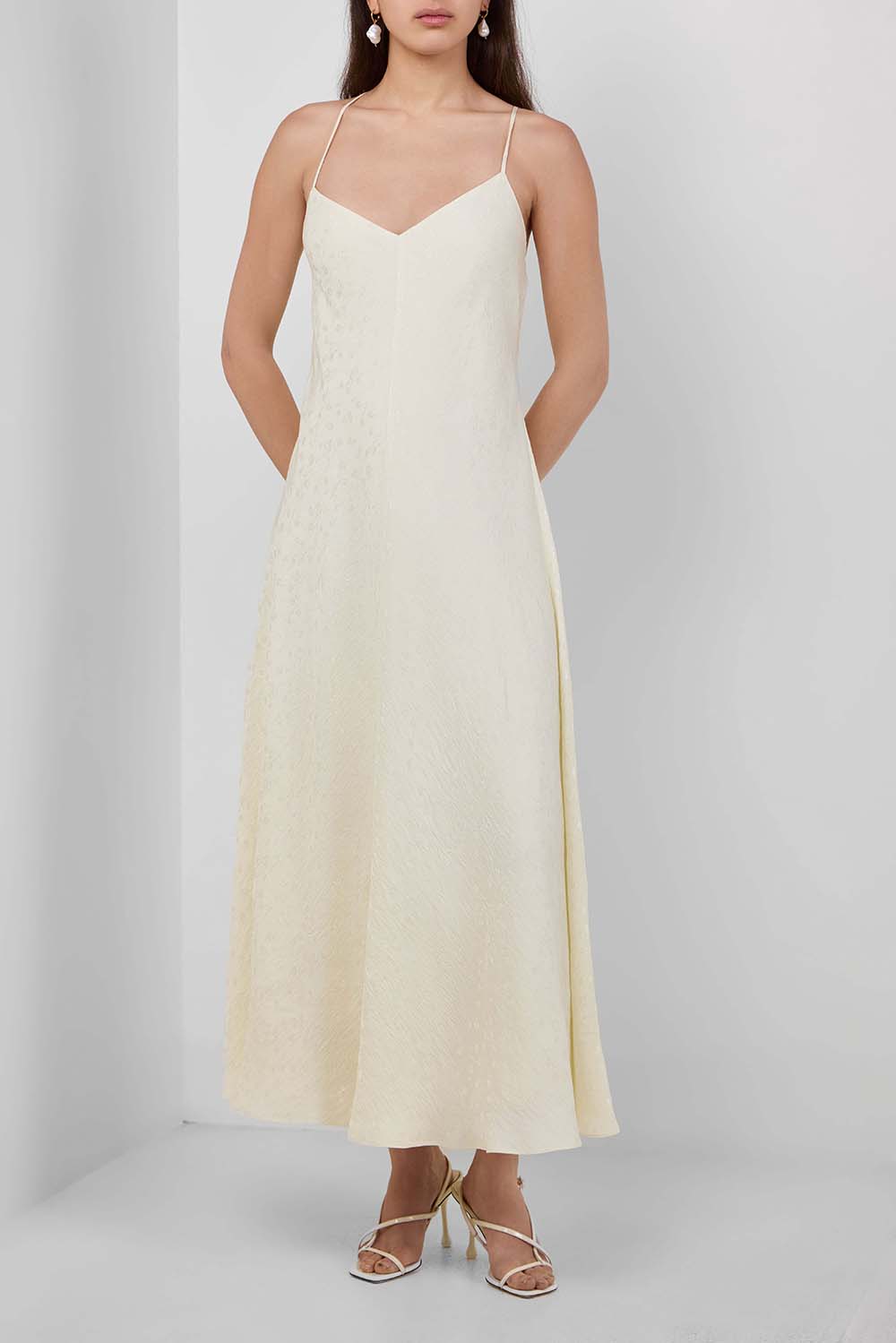 תמונת כל הלוק של שמלת מקסי פרחונית